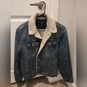 GAP Men's Classic Blue Denim Jacket with Cream Sherpa Collar